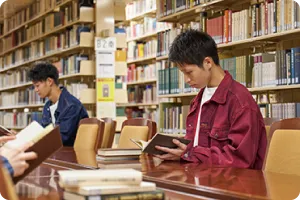付属図書館で読書する学生