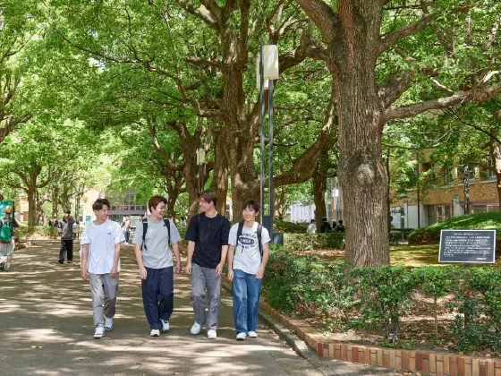 メインストリートを歩く学生
