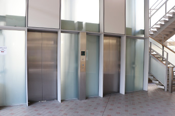 車椅子対応エレベーター