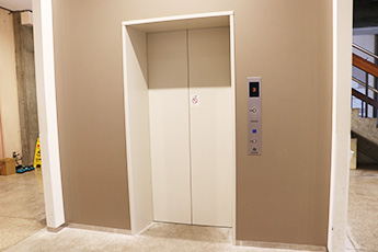 車椅子対応エレベーター