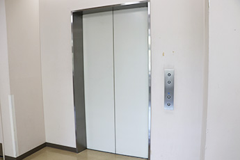 車椅子対応エレベーター