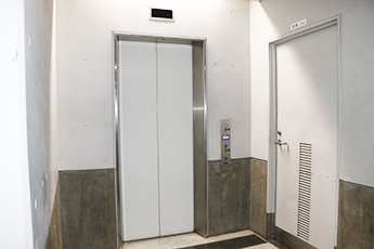 車椅子対応エレベーター