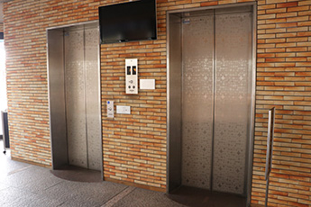 車椅子対応エレベーター