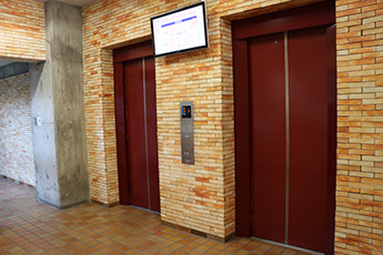 車椅子対応エレベーター