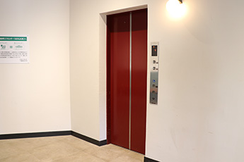 車椅子対応エレベーター