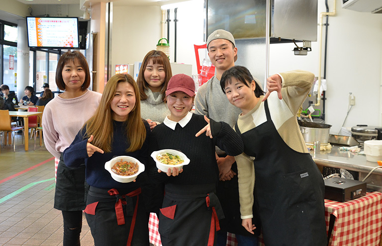 陳さんとスタッフ