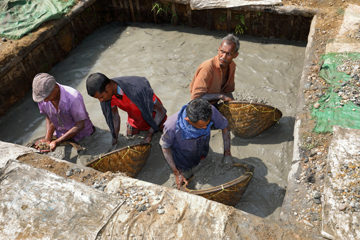 アフリカなどの鉱山で採掘