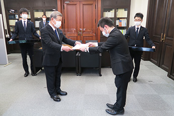 感謝状が贈られました