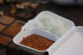 カレー盛り付け