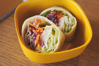 サラダチキンと根菜のラップ