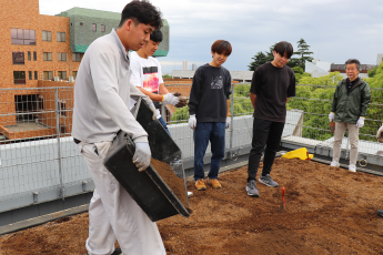 たい肥撒き作業