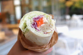 根菜チキンの胡麻サラダラップ