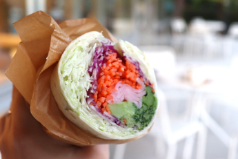 ブロッコリーとハムのバジルサラダラップ