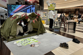 新聞紙スリッパ制作ブース