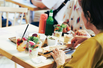 FOOD & DRINK