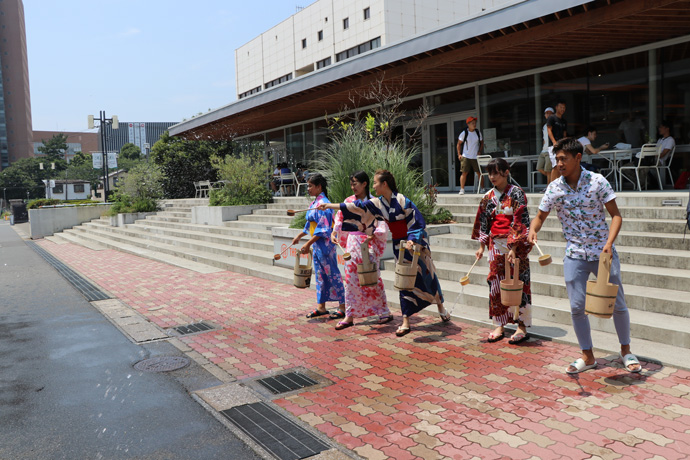 打ち水で涼しく大作戦