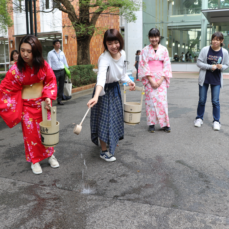 Pj4 打ち水で涼しく大作戦 学長プロジェクト 千葉商科大学 Pj4 打ち水で涼しく大作戦 学長プロジェクト 千葉商科大学