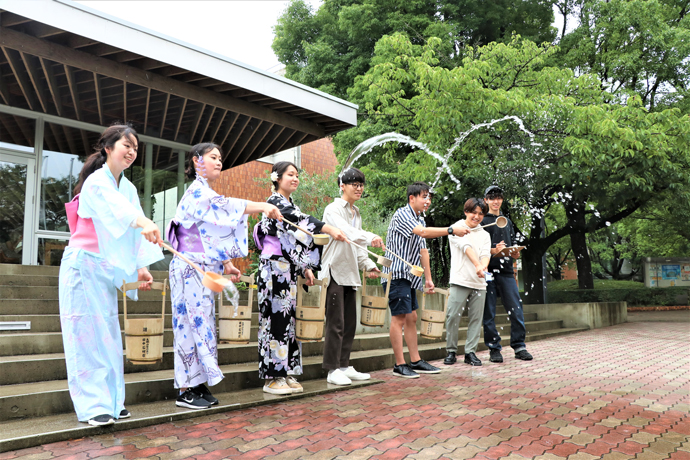 打ち水で涼しく大作戦