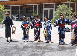 打ち水で涼しく大作戦