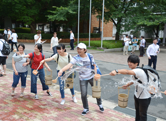 打ち水で涼しく大作戦